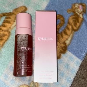 Kylieskin foaming face wash